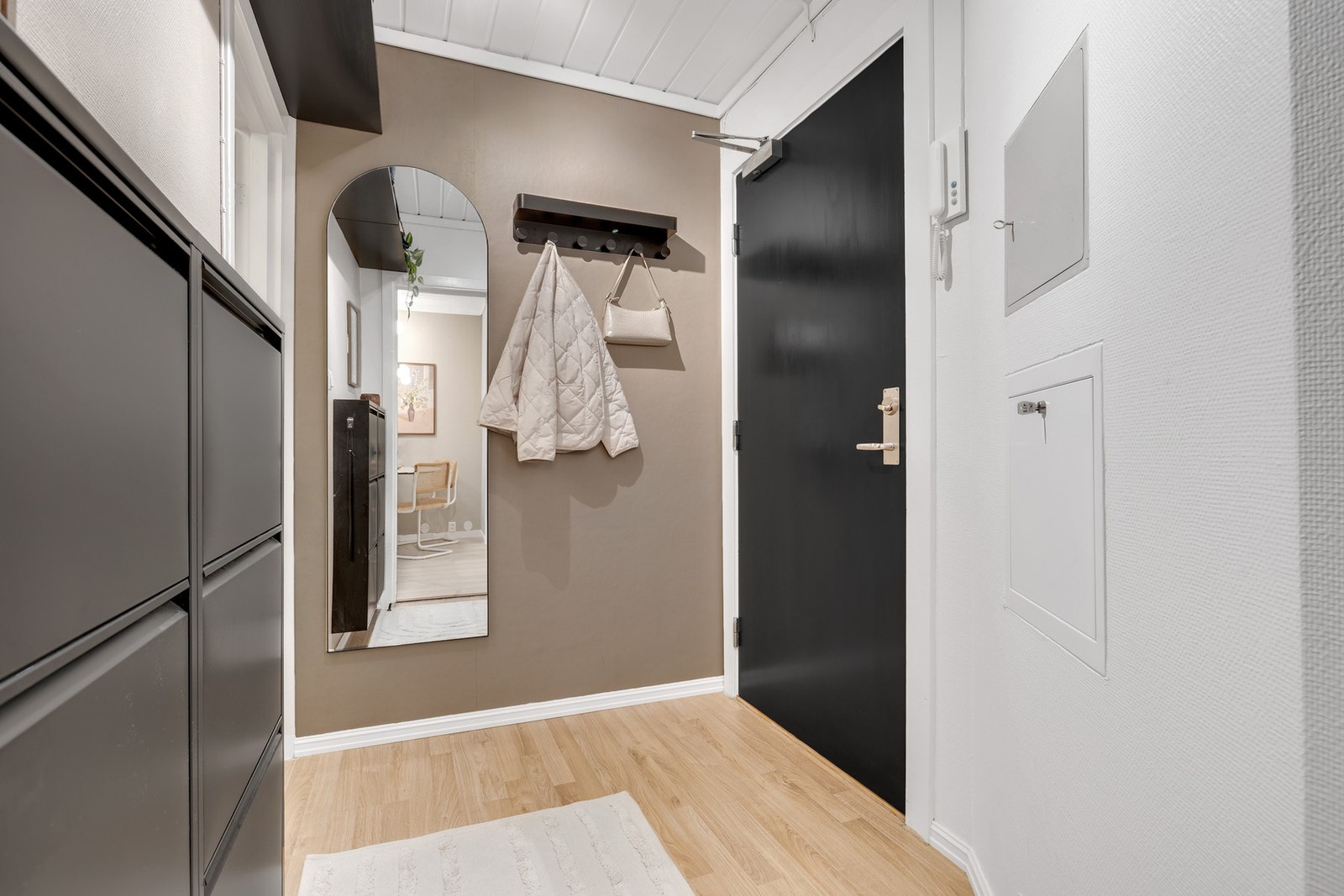 Innbydende entré med plass til oppheng av yttertøy. Galleribilde