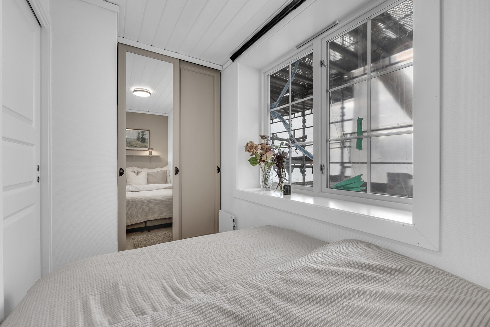 Soverom med pen garderobeløsning som medfølger i handelen. Galleribilde