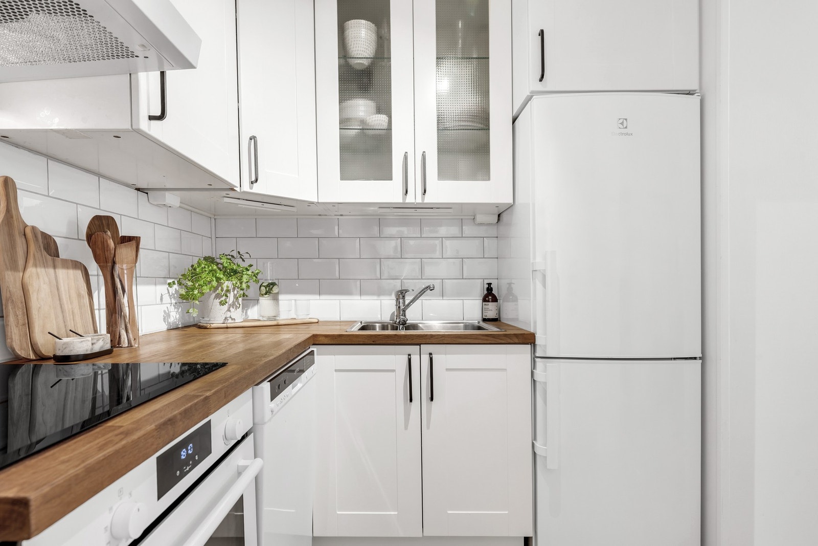 Overflater og innredning har blitt vurdert til TG1 av takstmann. Enkel rengjøring med fliser over benkeplate. Galleribilde