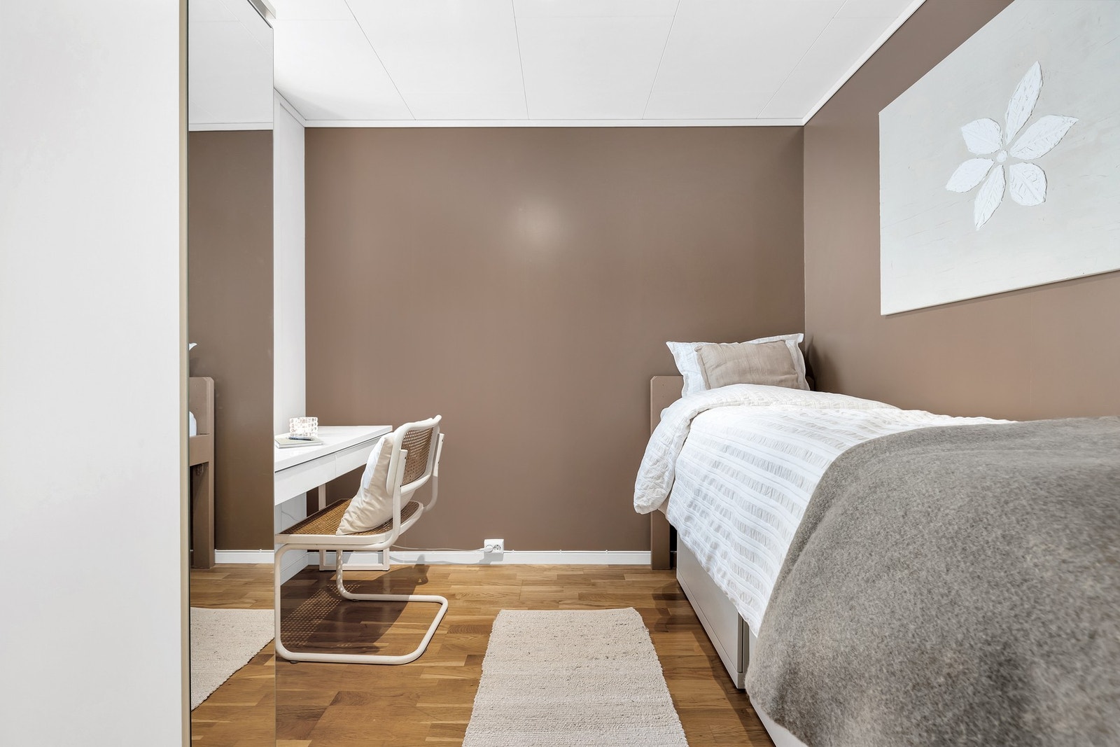 Soverom med plass til garderobeløsning, seng og skrivebord. Galleribilde