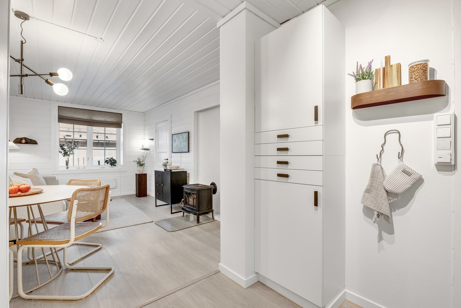 Stue- og kjøkkenløsningen er på litt over 20kvm med plass til sofagruppe og spisebord. Galleribilde