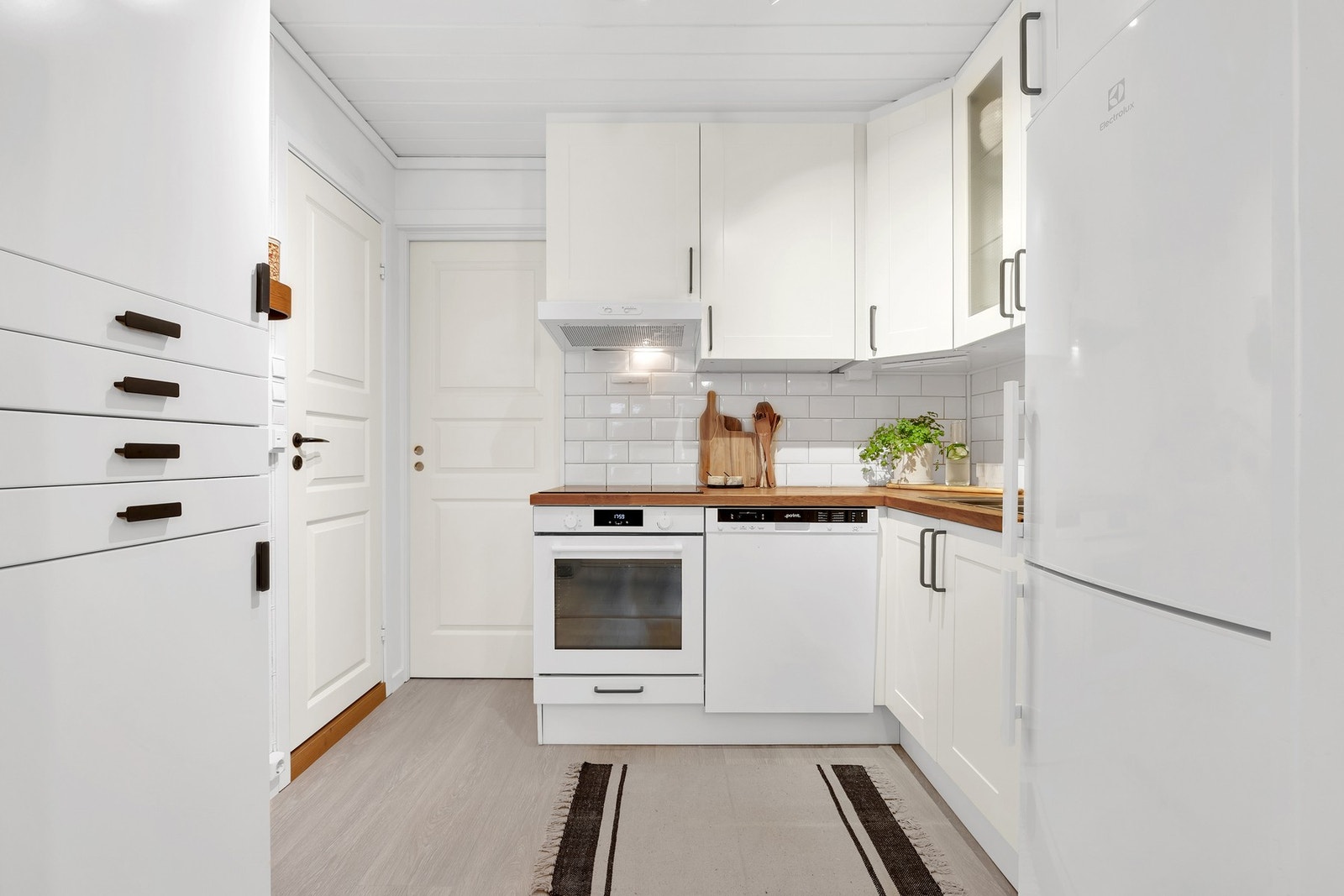 Rikelig med skap- og benkeplass med flere smarte oppbevaringsløsninger. Benkeplate av heltre. Galleribilde