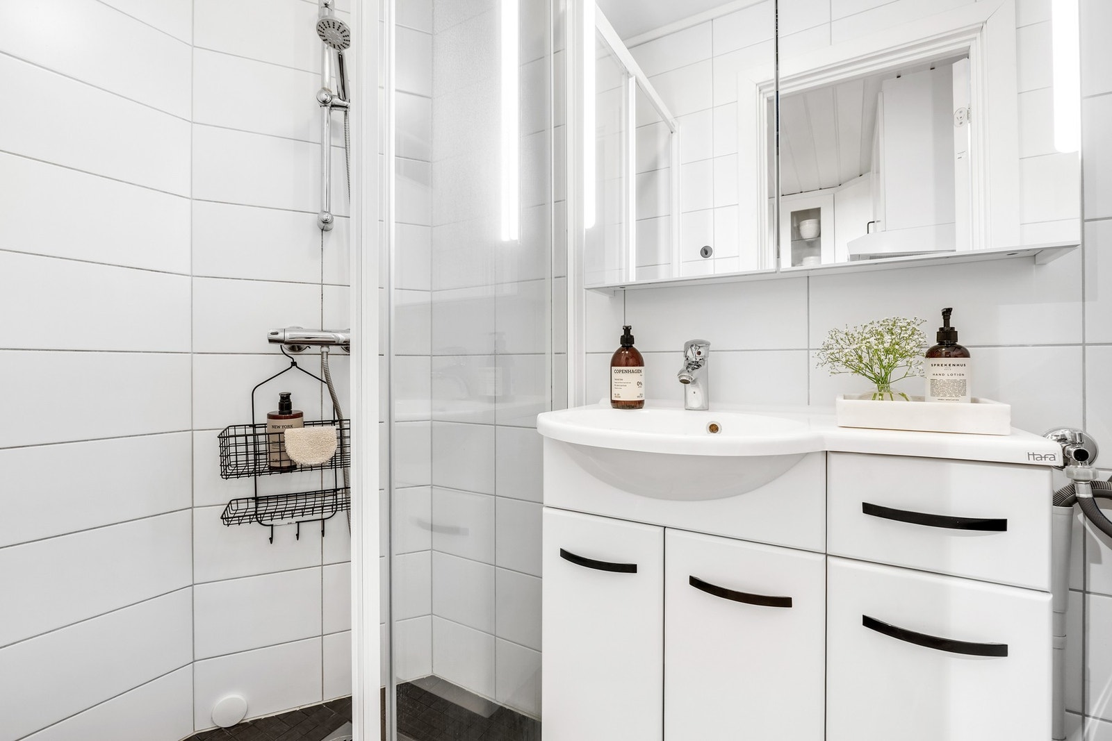 Pent flislagt bad fra 2012 med praktisk dusjnisje. Galleribilde