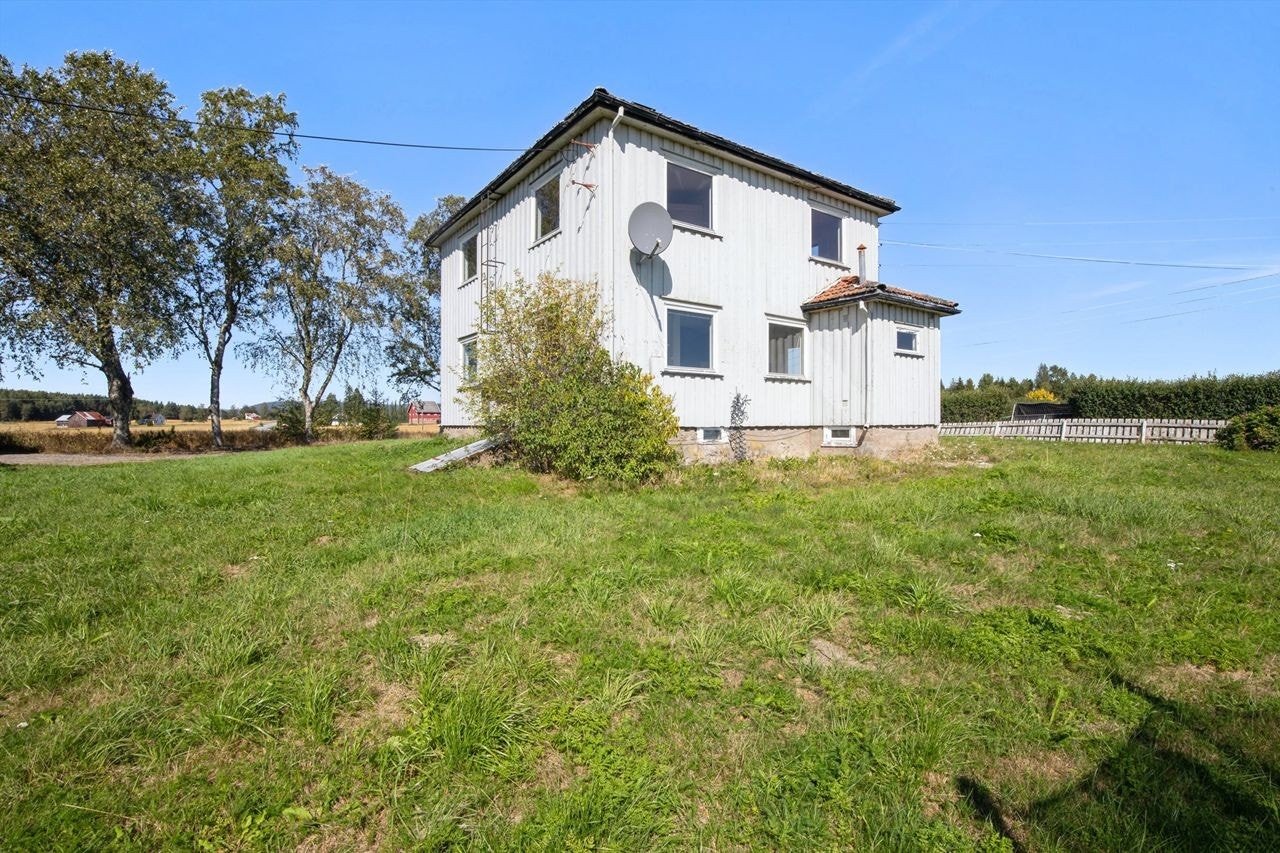 Eiendommen byr på en stor tomt med gode muligheter for sol Galleribilde