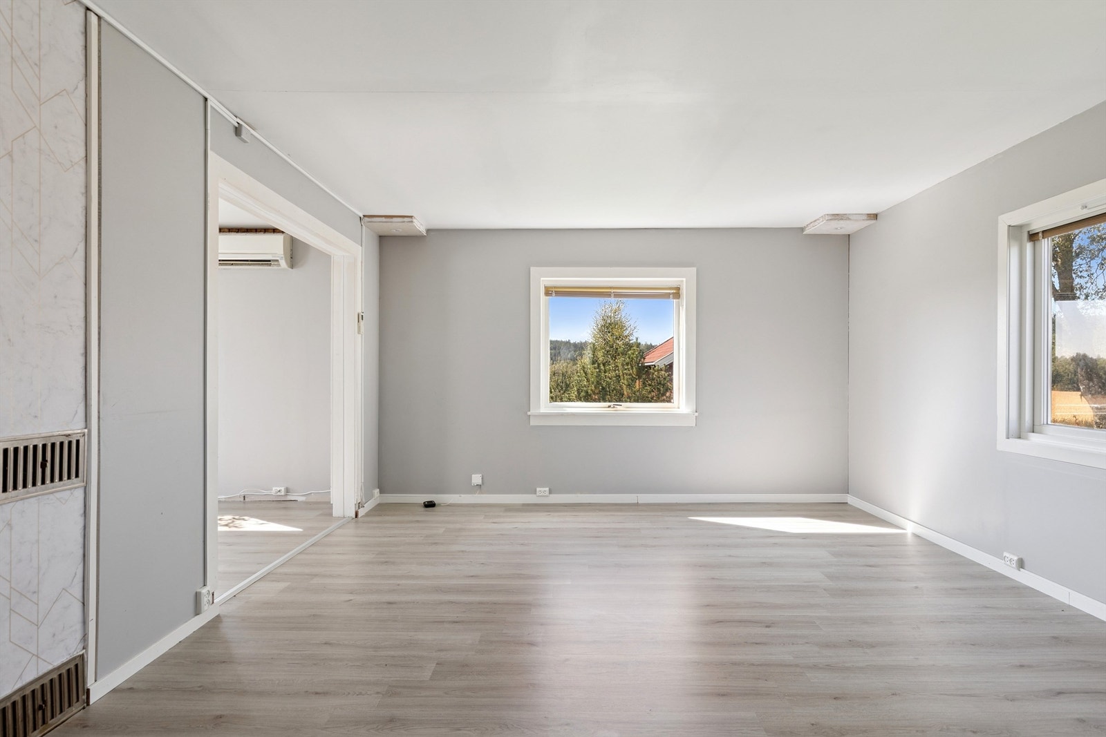 Stuen gir gode møbleringsmuligheter for en romslig sittegruppe Galleribilde