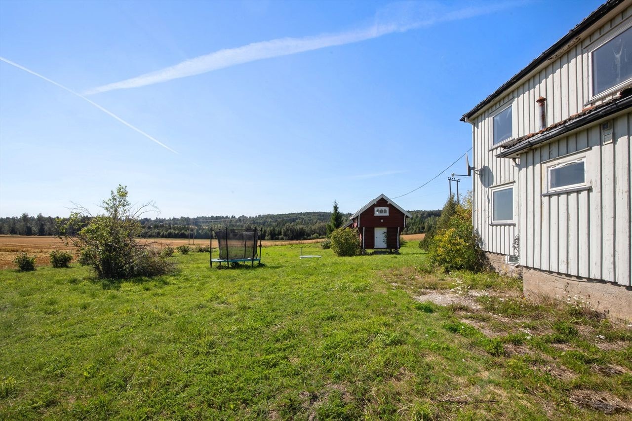 Eiendommen ligger i et rolig og landlig område omgitt av landbruksarealer Galleribilde