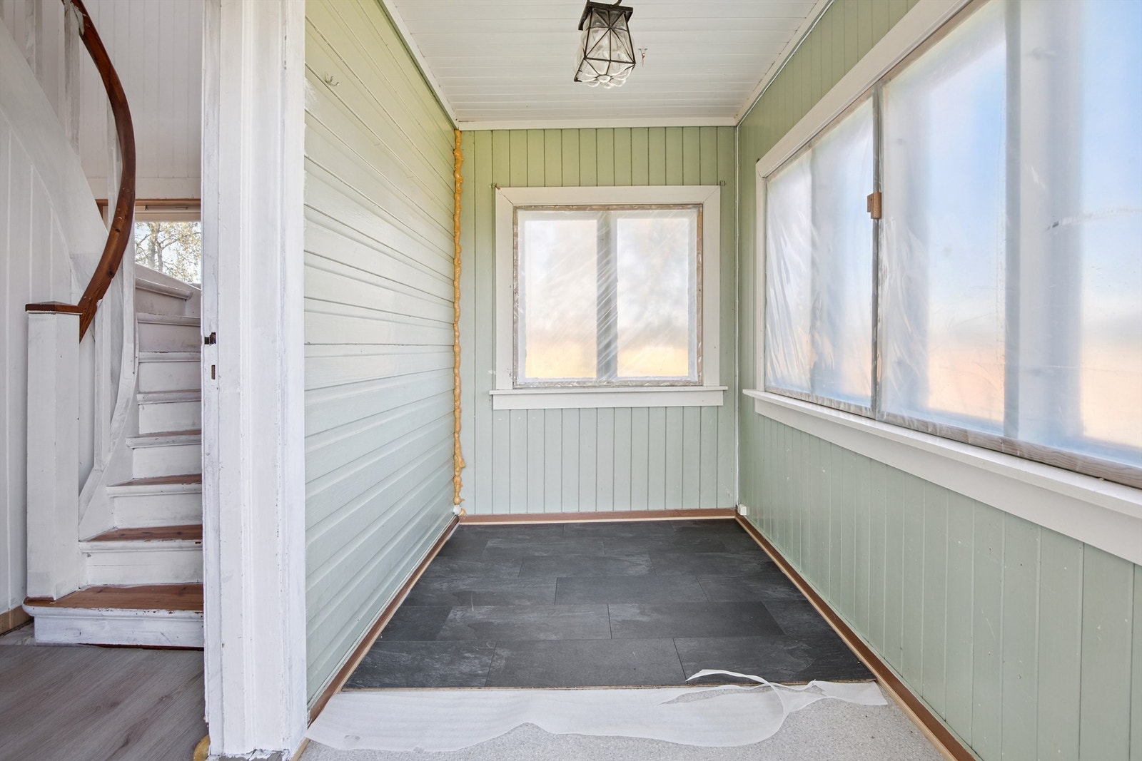 Entré med potensial, som ønsker deg velkommen inn i boligen Galleribilde