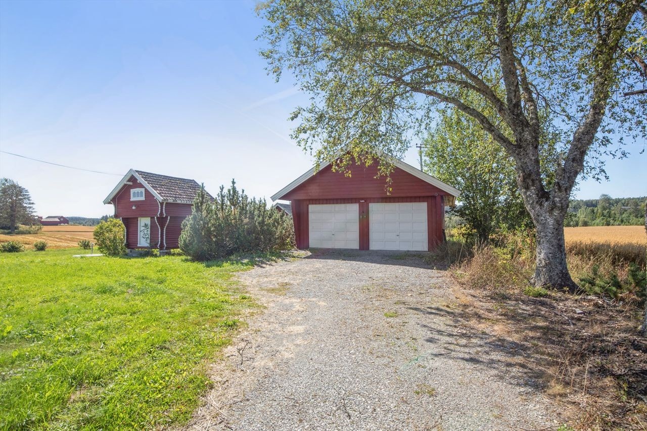 Dobbelgarasje på 46m² og stabbur gir rikelig med lagrings- og parkeringsmuligheter Galleribilde