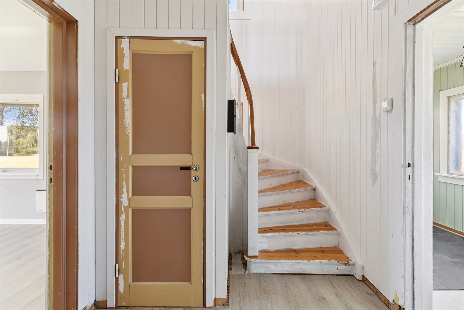 Gang med adkomst til 2. etasje og kjelleren Galleribilde