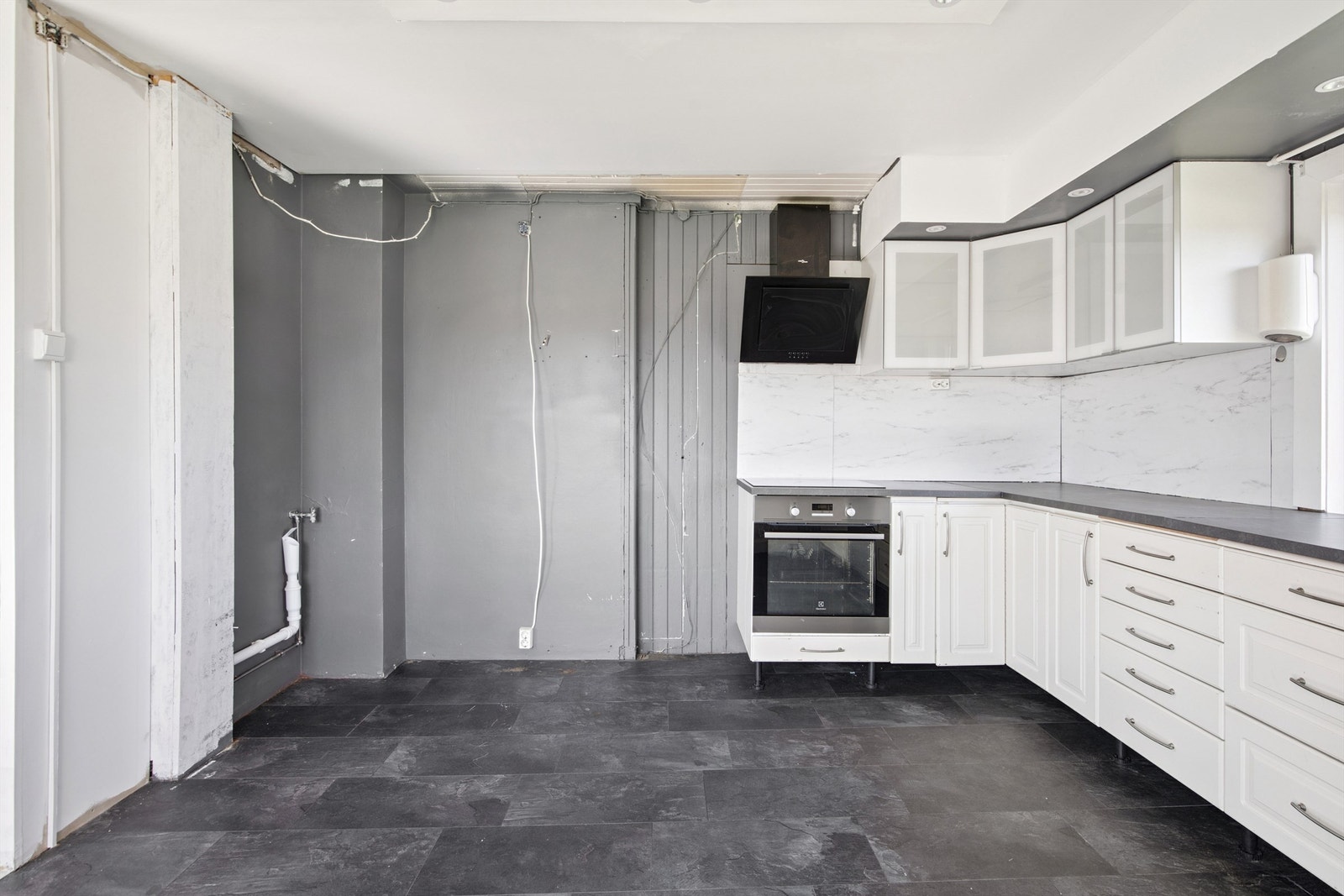 Det er klargjort for vaskemaskin på kjøkkenet Galleribilde