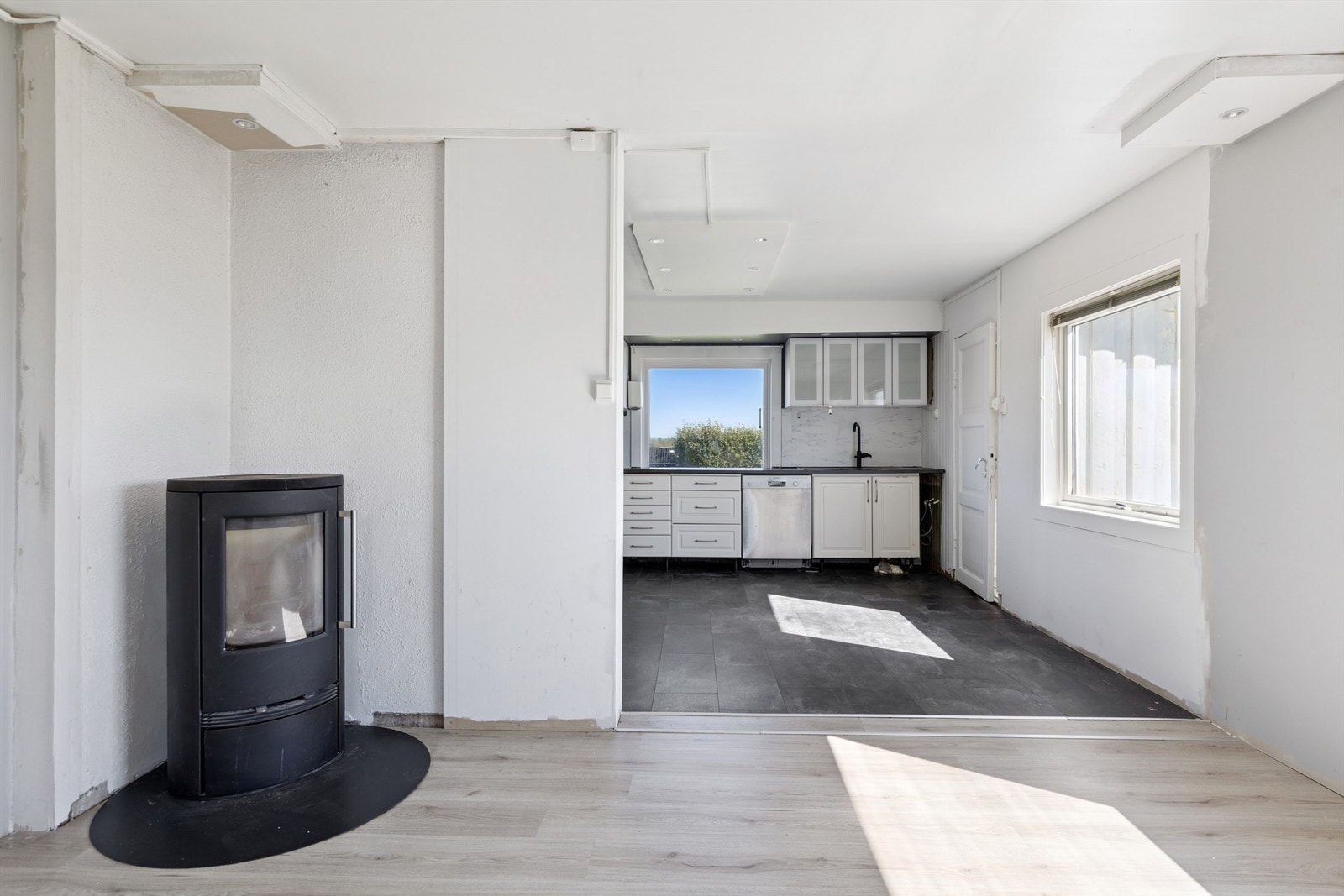 Åpen løsning gir et godt utgangspunkt for å skape en sosial sone mellom spisestue og kjøkken Galleribilde