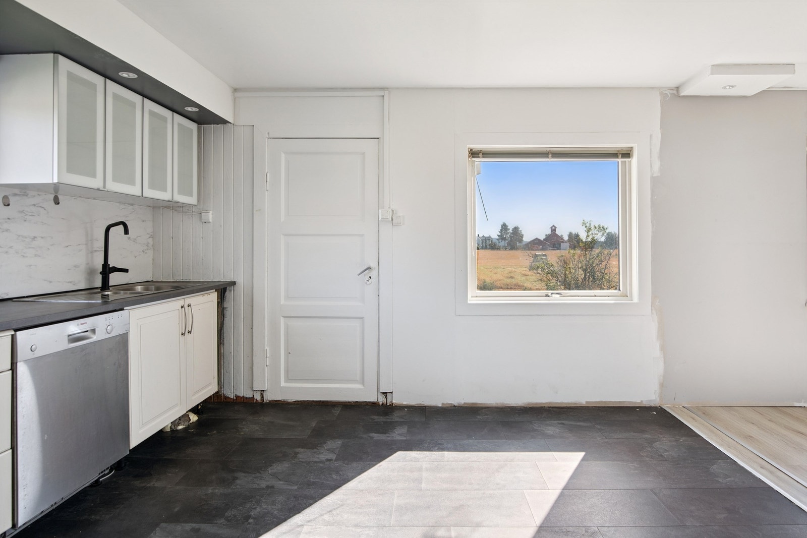 Fra kjøkkenet er det adkomst til bad Galleribilde