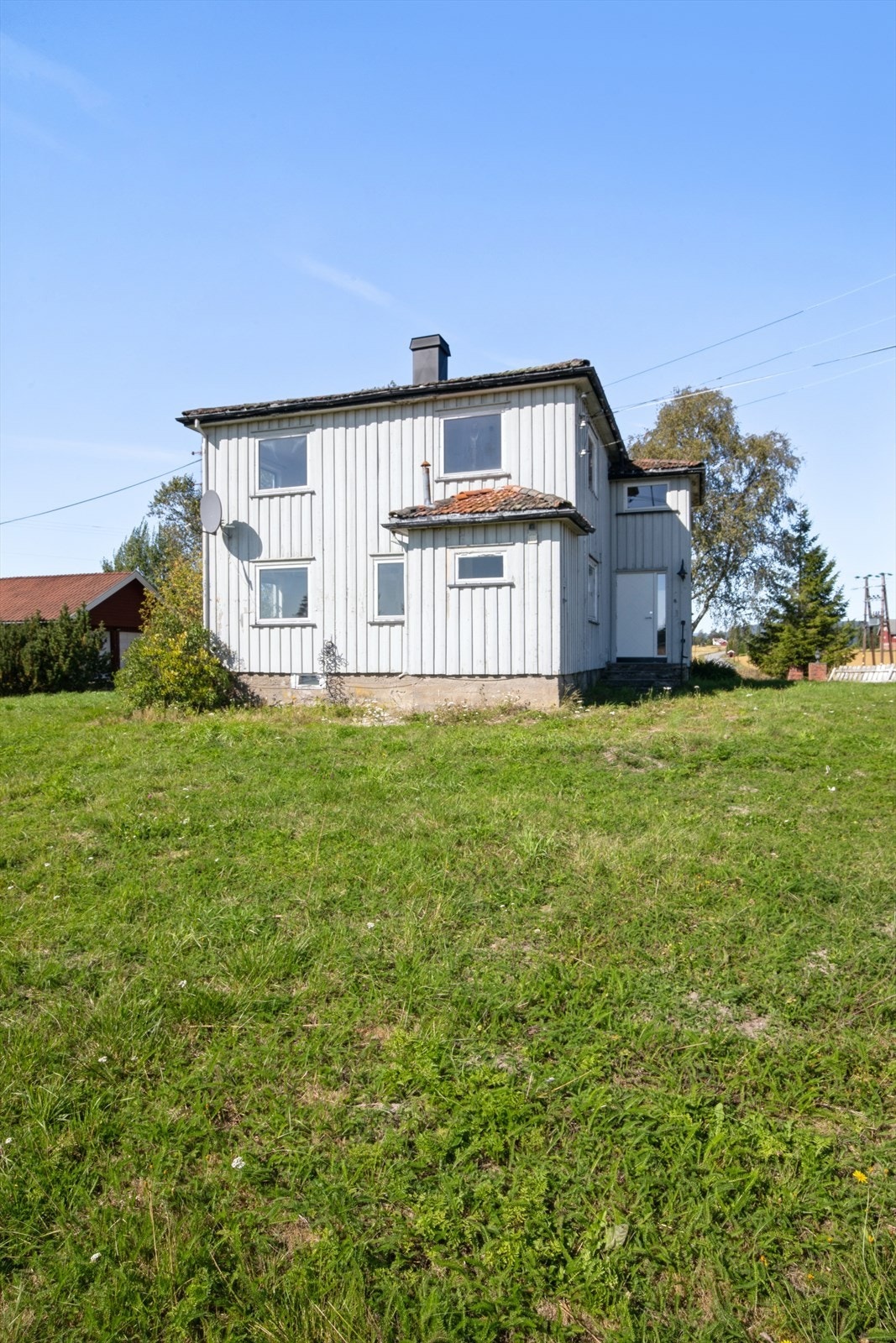 Stor hage med god plass for lek, rekreasjon og hageprosjekter Galleribilde