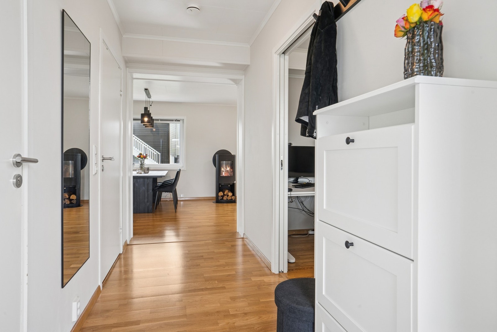 Fra entréen har man sømløs kobling til resten av hva boligen har å by på. Galleribilde