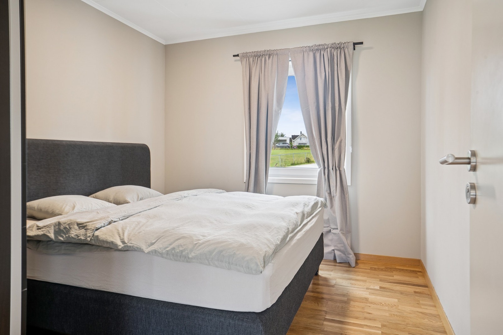 Soverommet har plass til dobbeltseng og nattbord. Vinduet slipper inn naturlig sollys og frisk luft. Galleribilde