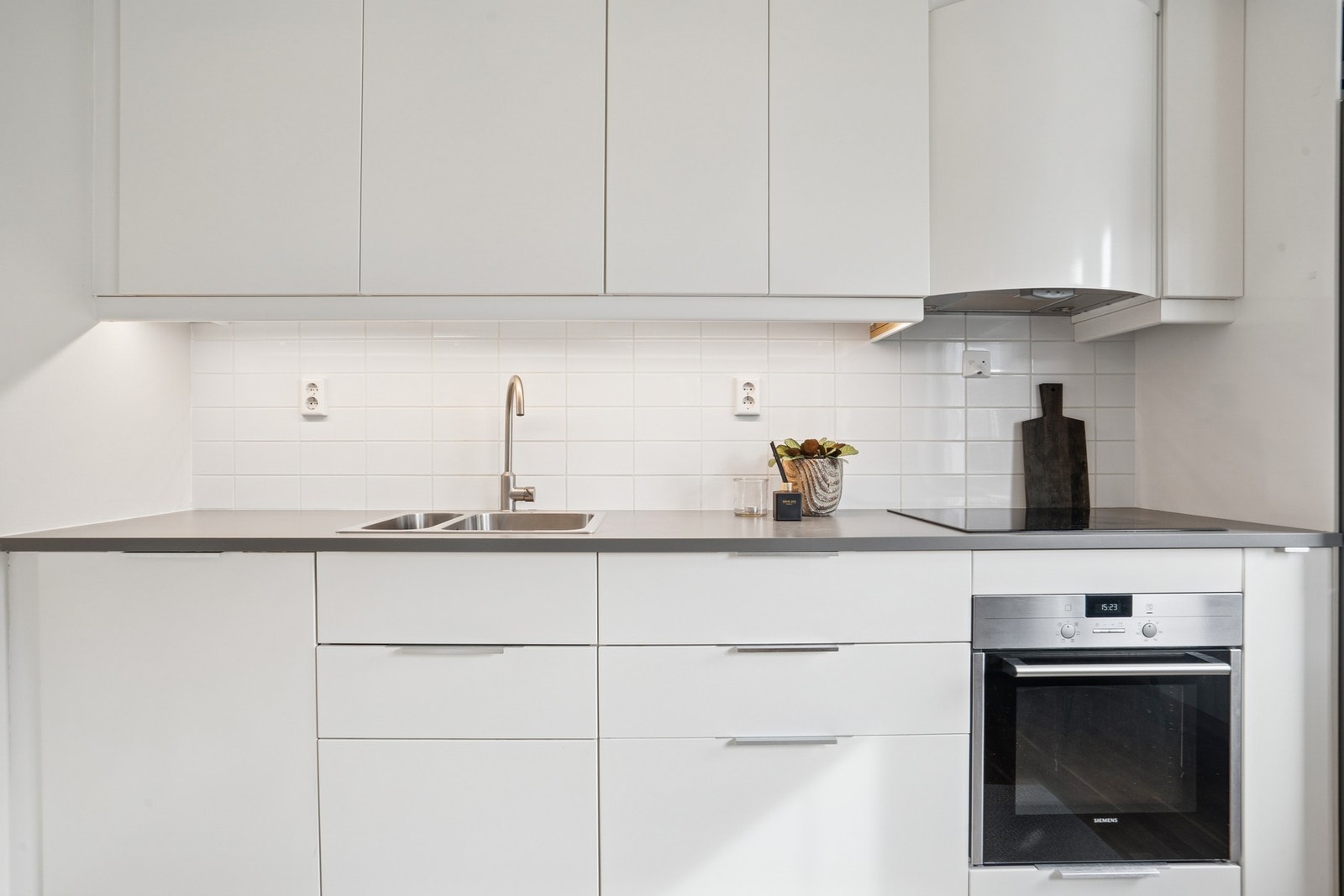 Benkeplatene er av laminat. Integrert stekeovn, platetopp og oppvaskmaskin. Stikkontakter over kjøkkenbenk. Galleribilde