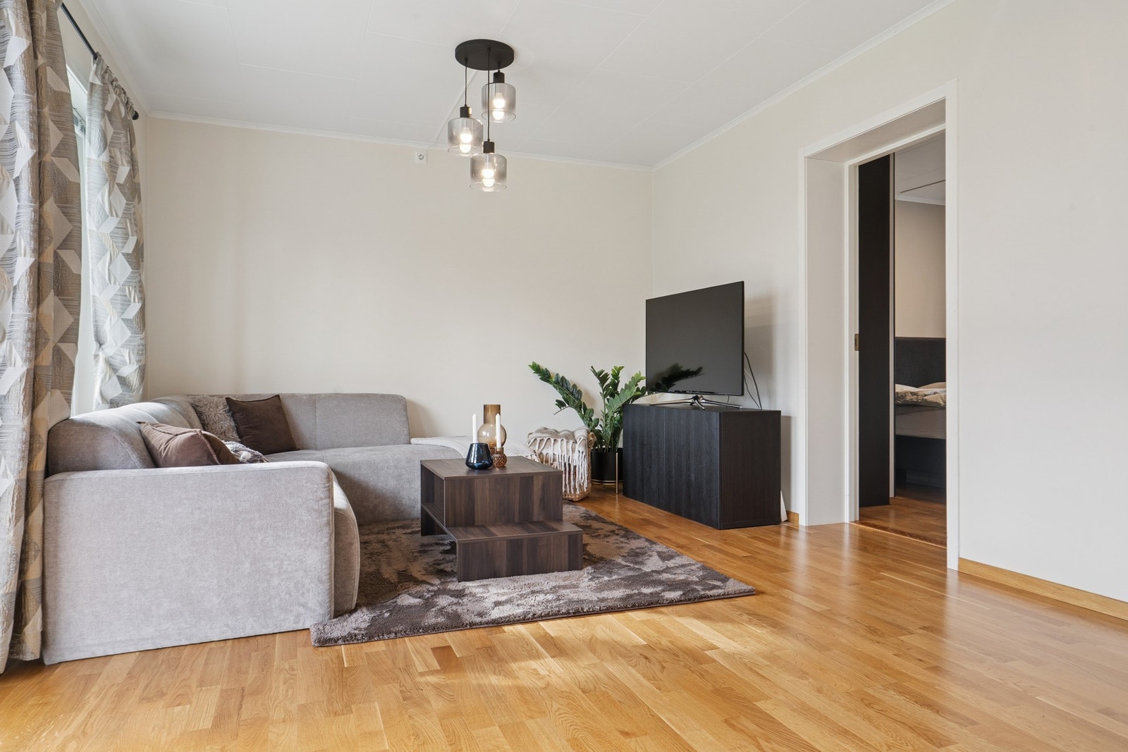 Planløsningen gjør det enkelt å innrede, her har du naturlige soner for alle møbler. Galleribilde