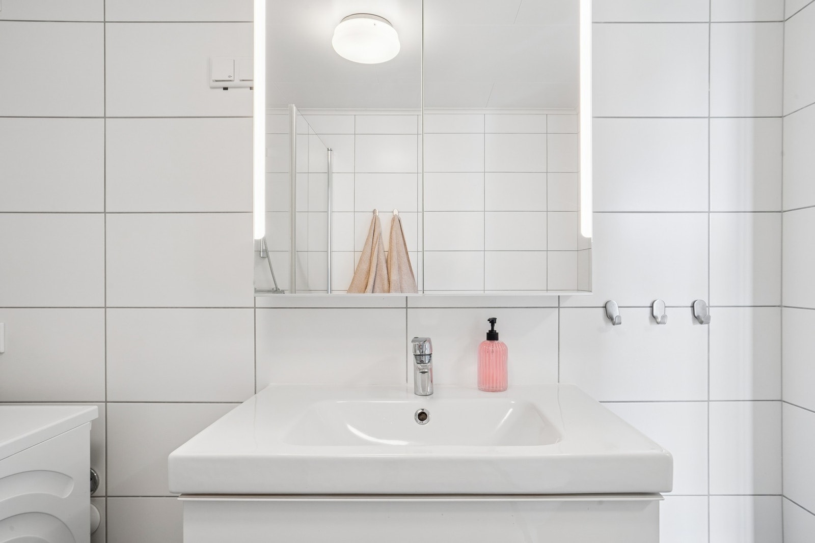 Badet har mekanisk avtrekk med ventil i himling. Speilskap med sidelys. Galleribilde