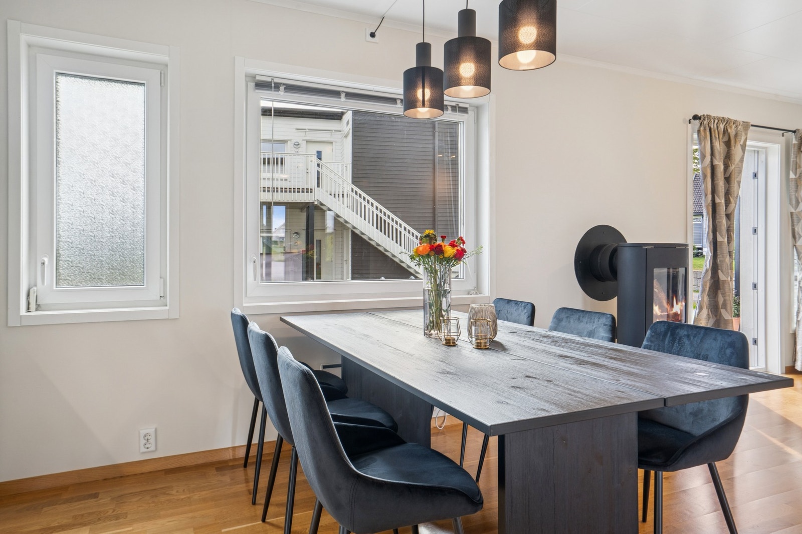 Spisestuen er naturlig plassert ved vinduet for ekstra lysinnslipp. Galleribilde