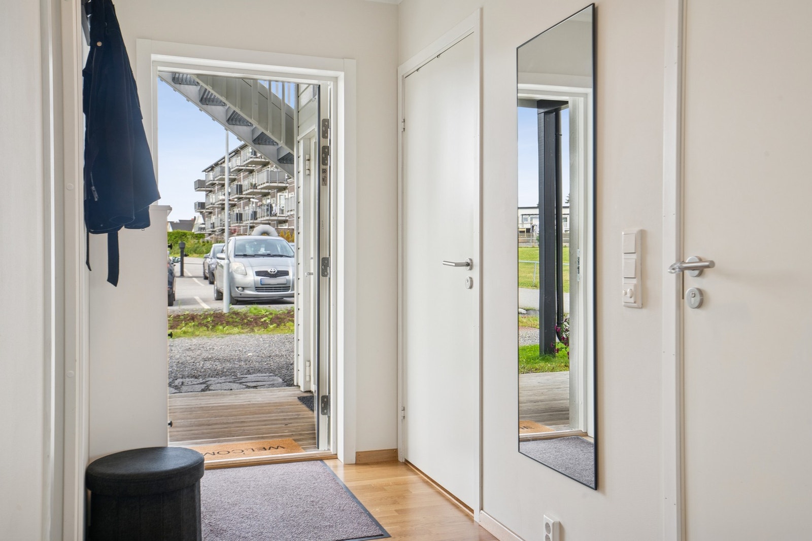 Entréen er lys og har plass til oppbevaring av yttertøy. Galleribilde