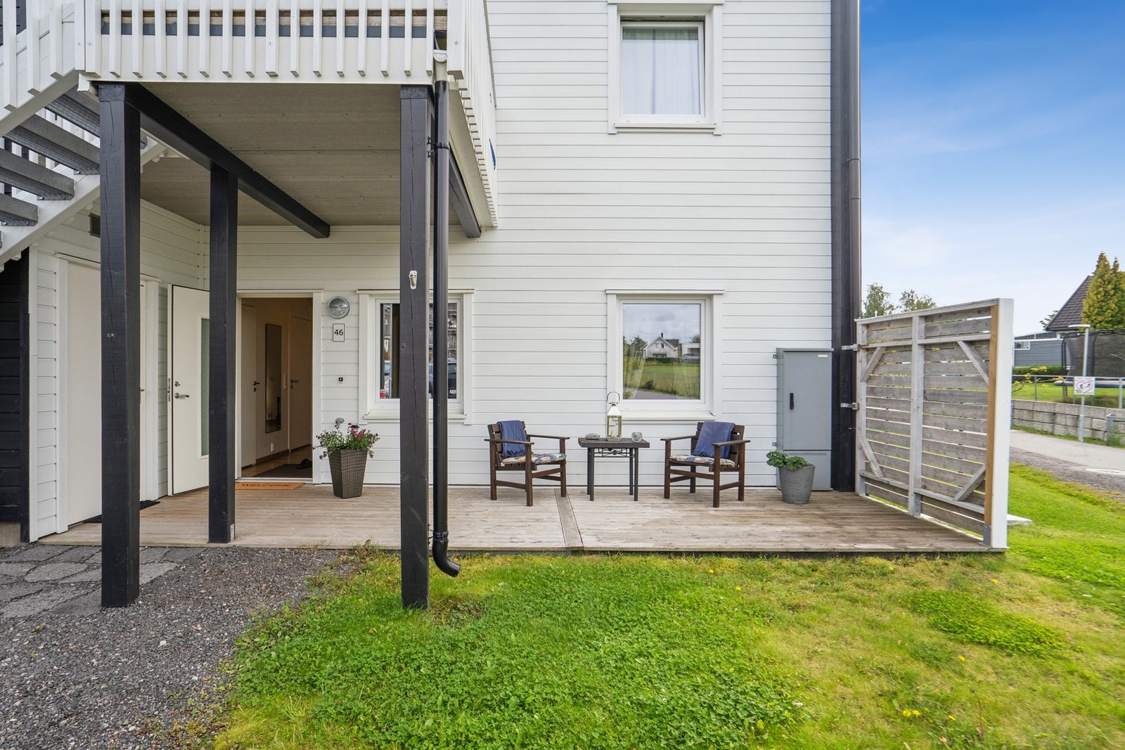 Boligen har et flott inngangsparti med en nordvendt markterrasse på 16 m2. Galleribilde