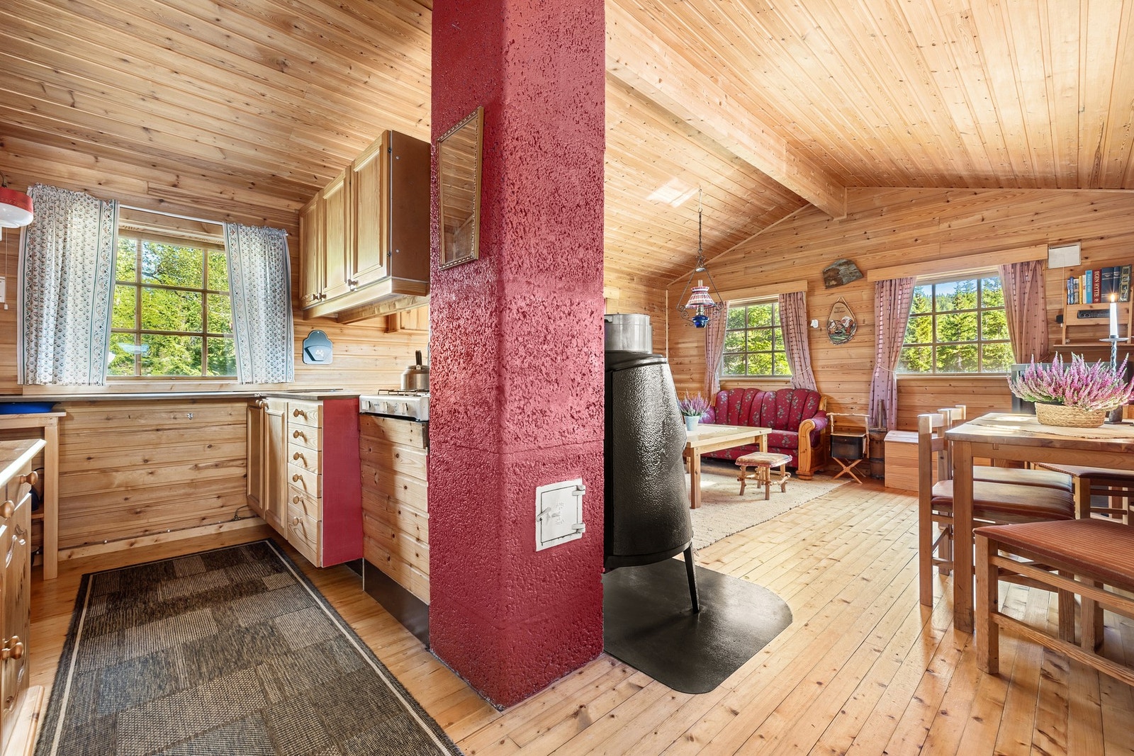 Mellom stue og kjøkken er det åpning under kjøkkenskap - sosialt å ha kontakt med resten av familien samtidig som maten forberedes :) Galleribilde