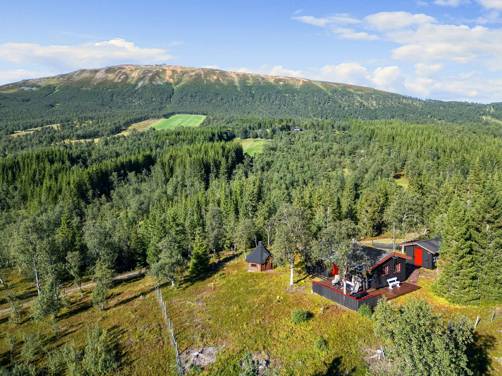 Flott beliggenhet med kort vei til turstier, langrennsløyper og vakker natur Galleribilde