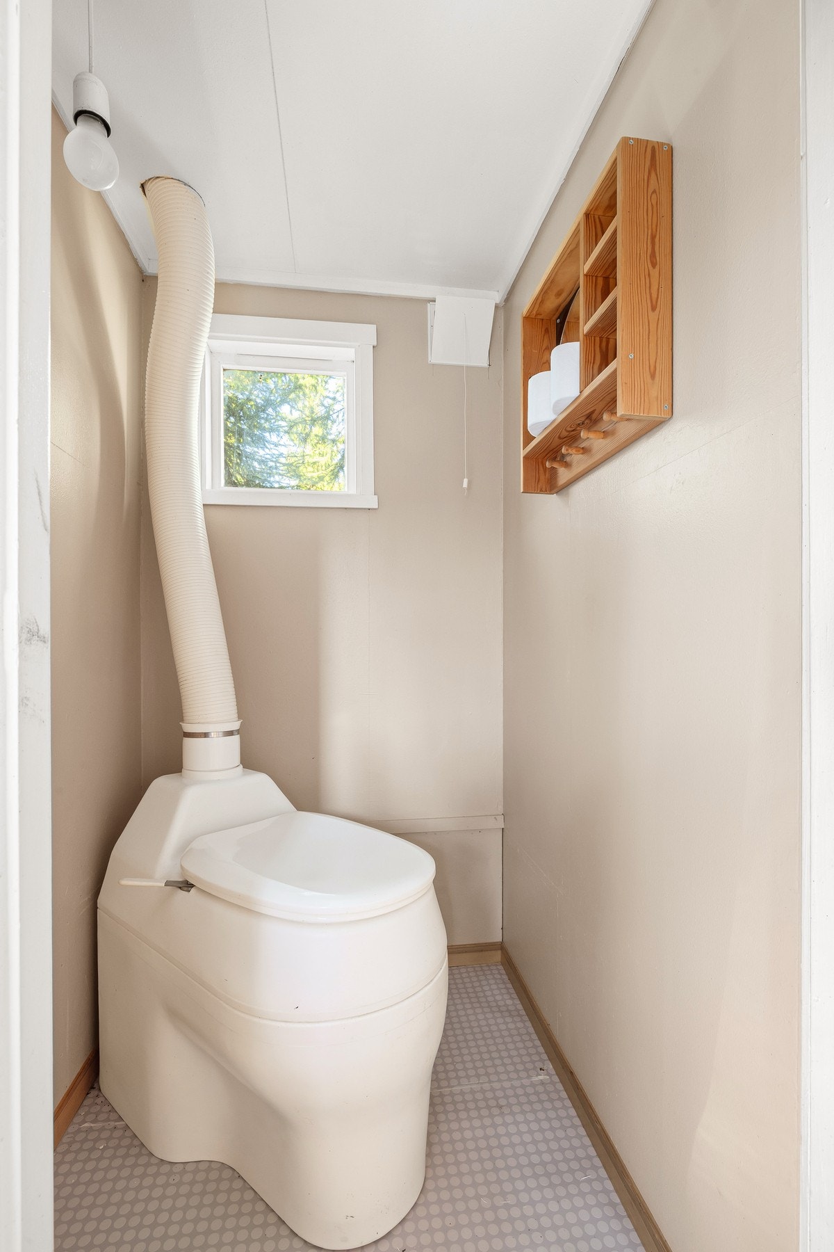 I uthuset er det utedo med biodo Galleribilde