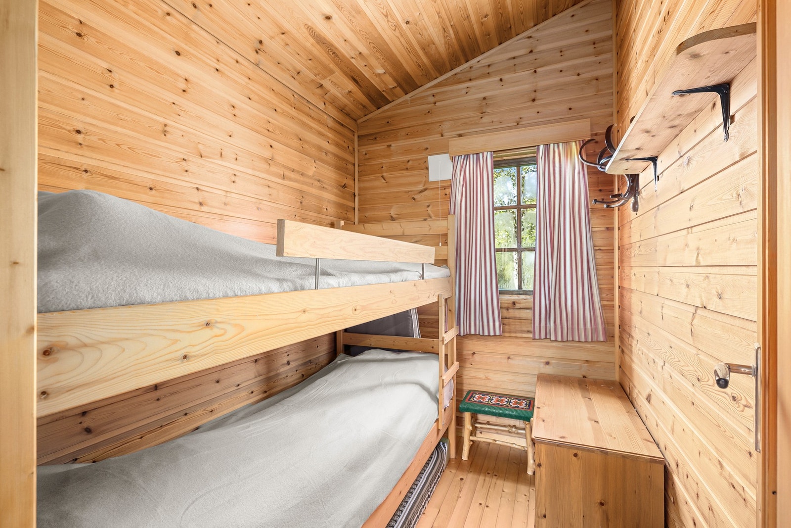 Soverom 2 har køyeseng som utnytter plassen godt og gir flere sengeplasser Galleribilde