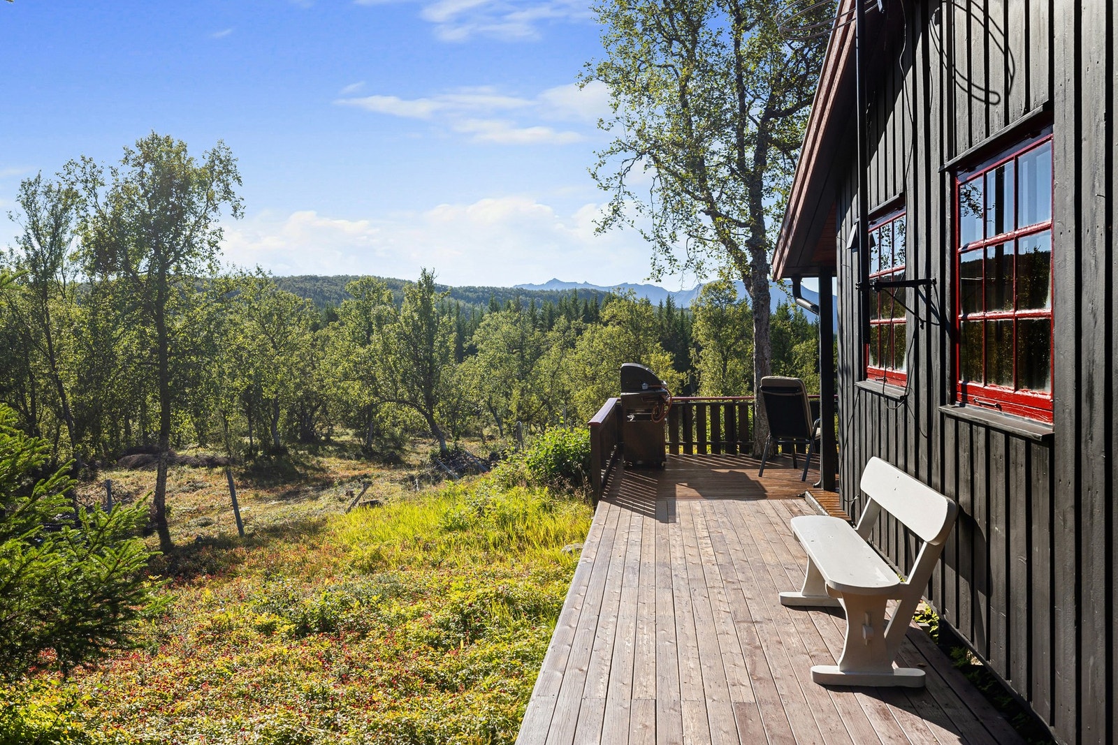 Terrassen strekker seg på siden av hytta og gir flere plasser å nyte sola! Galleribilde