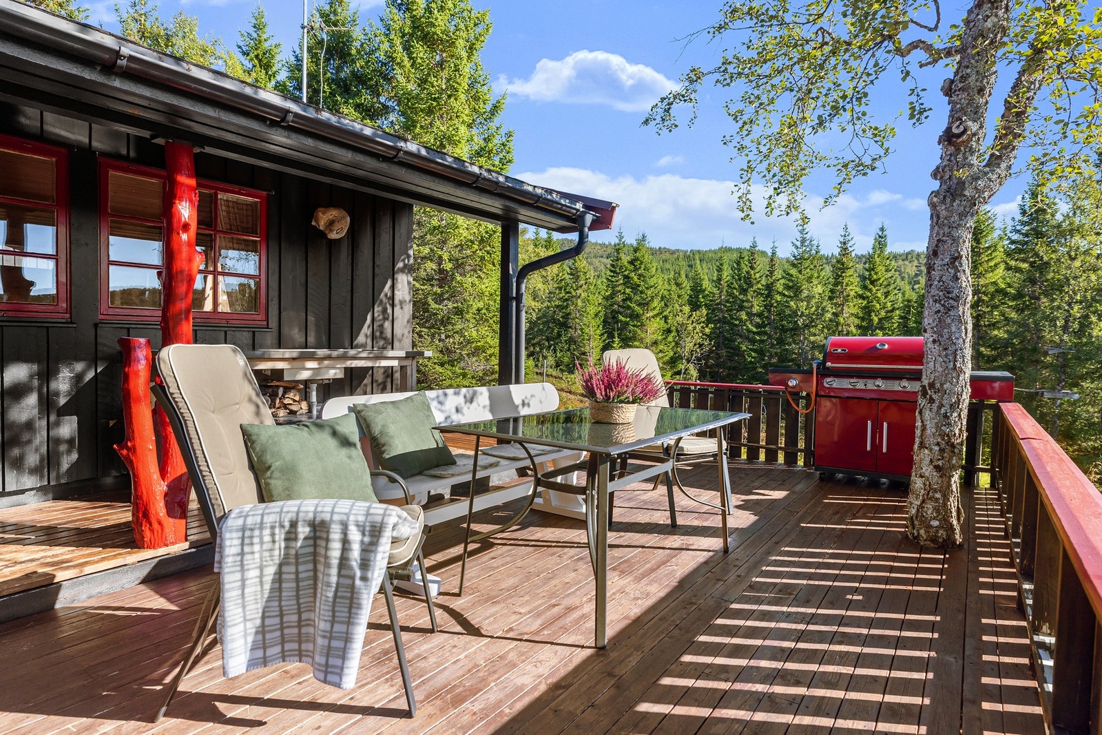 Veranda med flotte solforhold, og plass til både spisebord og lounge-møbler Galleribilde