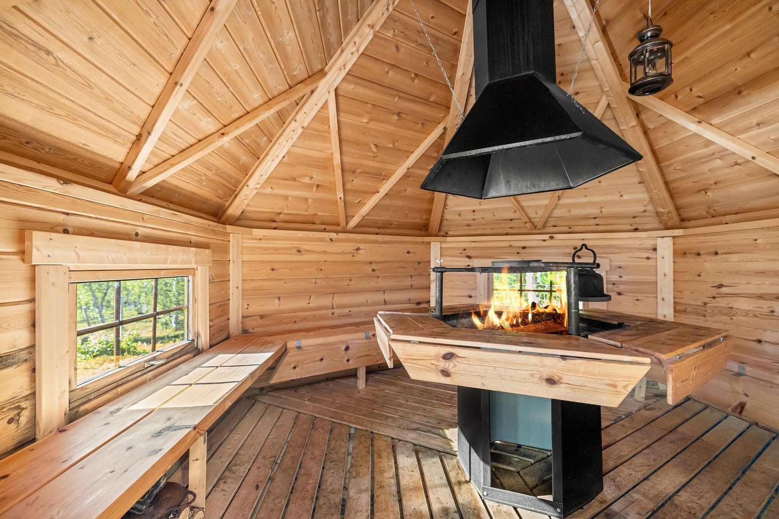 Grillbuen er utstyrt med bålpanne og faste sittebenker Galleribilde