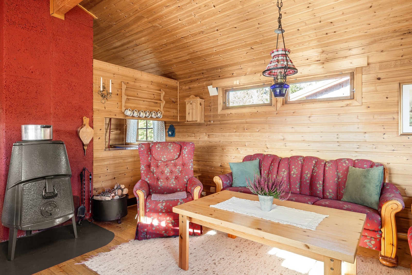 Vedovn i stuen gir både behagelig varme og en koselig atmosfære Galleribilde