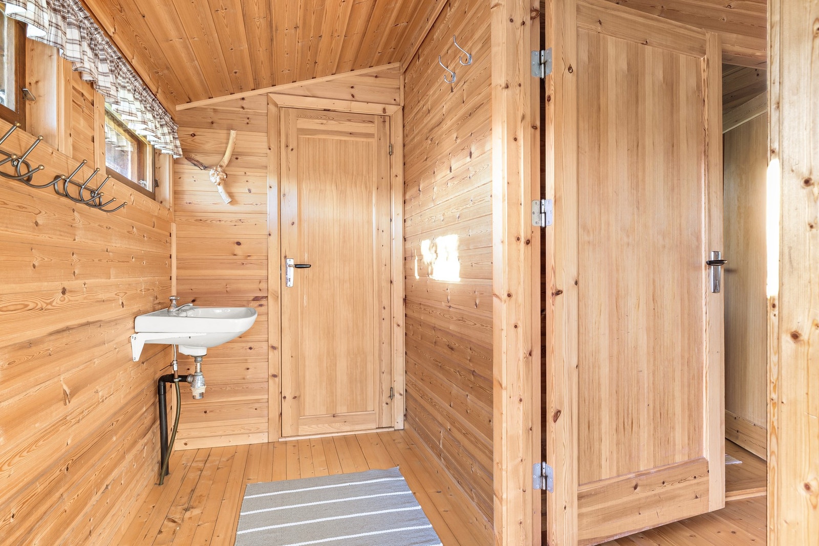 Gang med gode opphengsmuligheter for yttertøyet Galleribilde