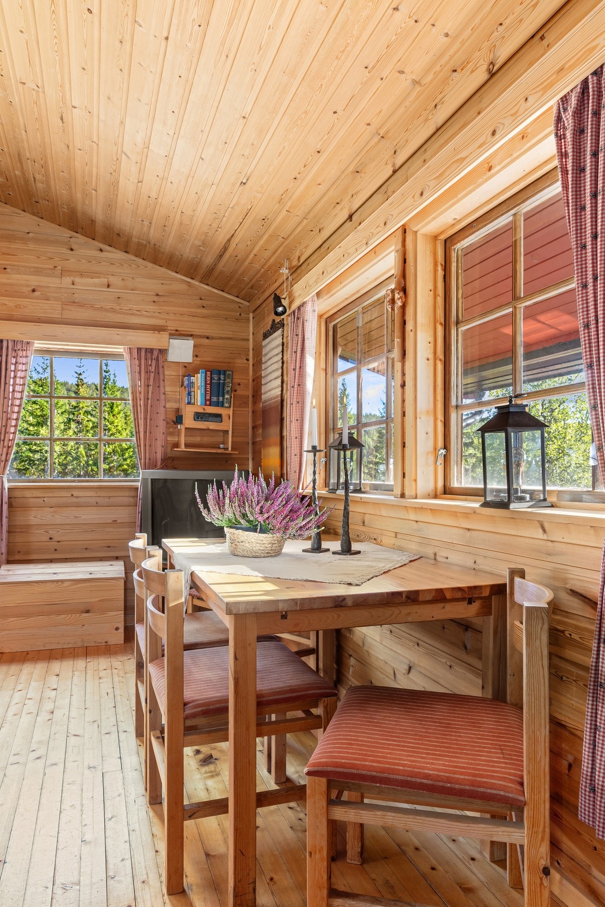 Spisebord i fin tilknytning til vindu Galleribilde