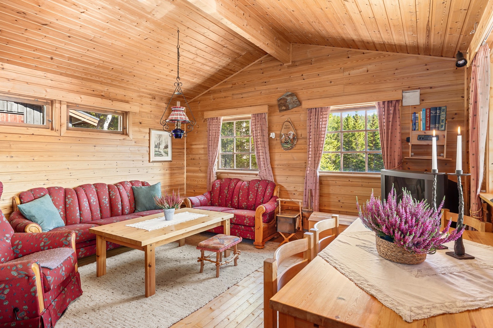 Lys og romslig stue med gode møbleringsmuligheter Galleribilde