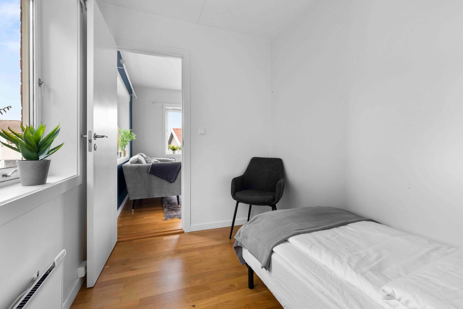 Begge med plass til seng og garderobeskap/kontorpult. Galleribilde