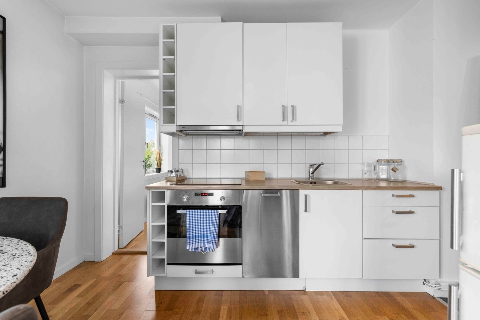 Et moderne kjøkken med hvitevarer som medfølger salget. Galleribilde