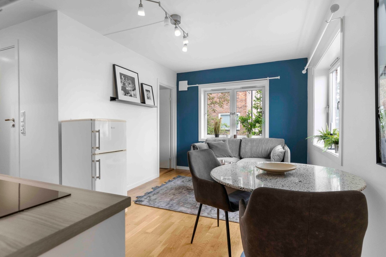 Parkettgulv i hele boligen gir en varm og innbydende atmosfære, mens store vindusflater slipper inn rikelig med naturlig lys og gir en luftig romfølelse. Galleribilde