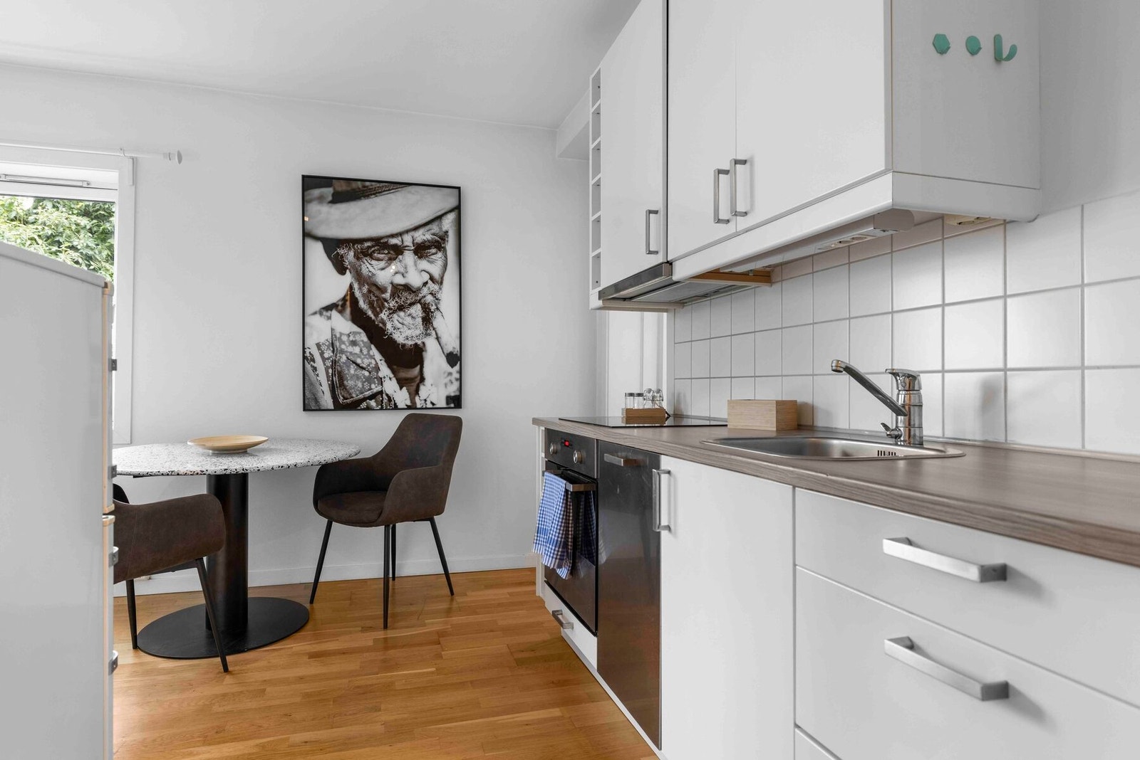 Det er flott, grønt utsyn fra stuen. Galleribilde