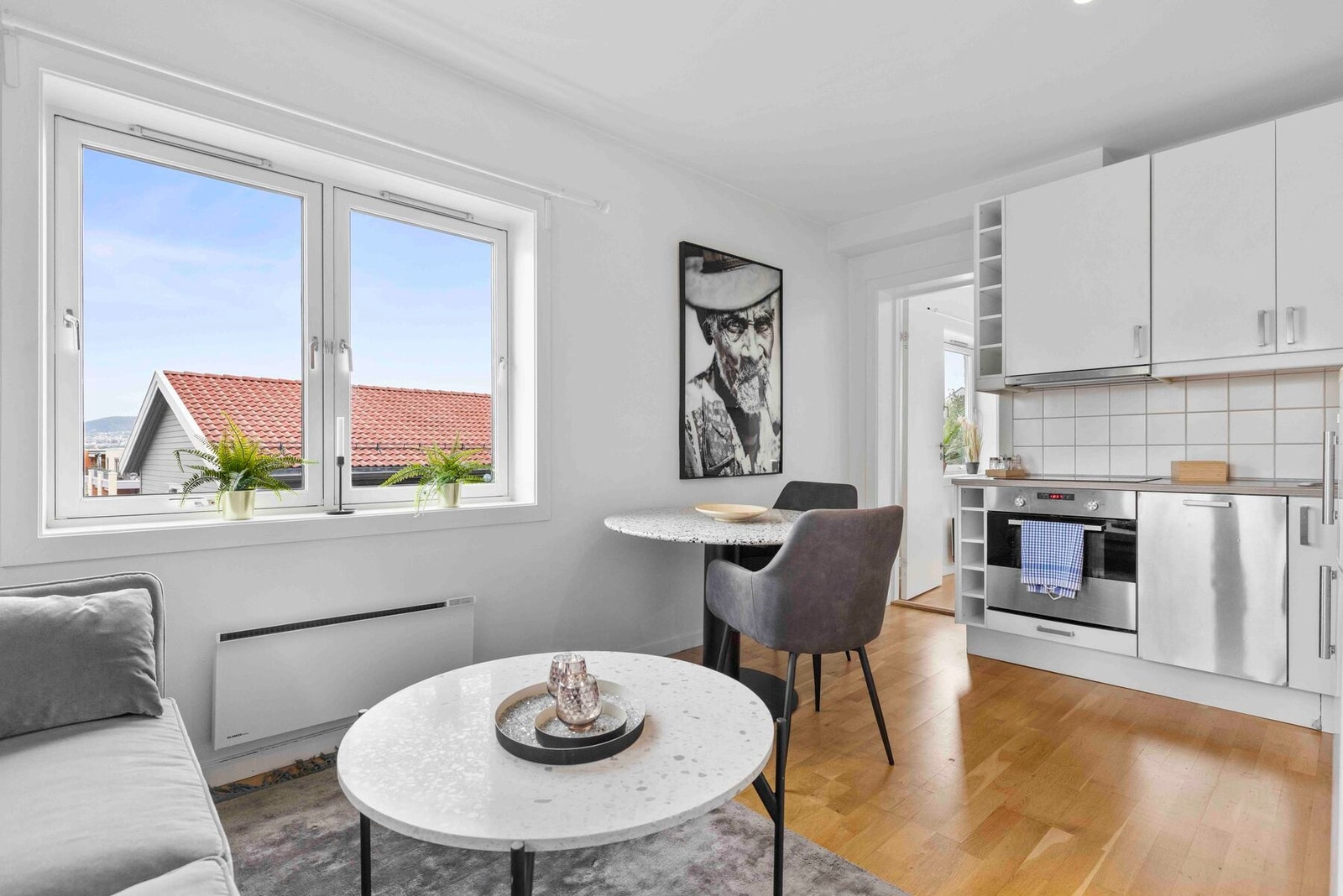 Meget gos planløsning hvor hver eneste kvadratmeter er godt utnyttet. Plass til både sofagruppe og spisestue. Galleribilde