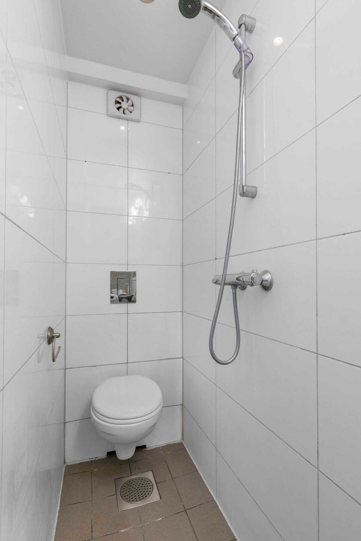 Moderne, flislagt bad/wc med varmekabler. Galleribilde