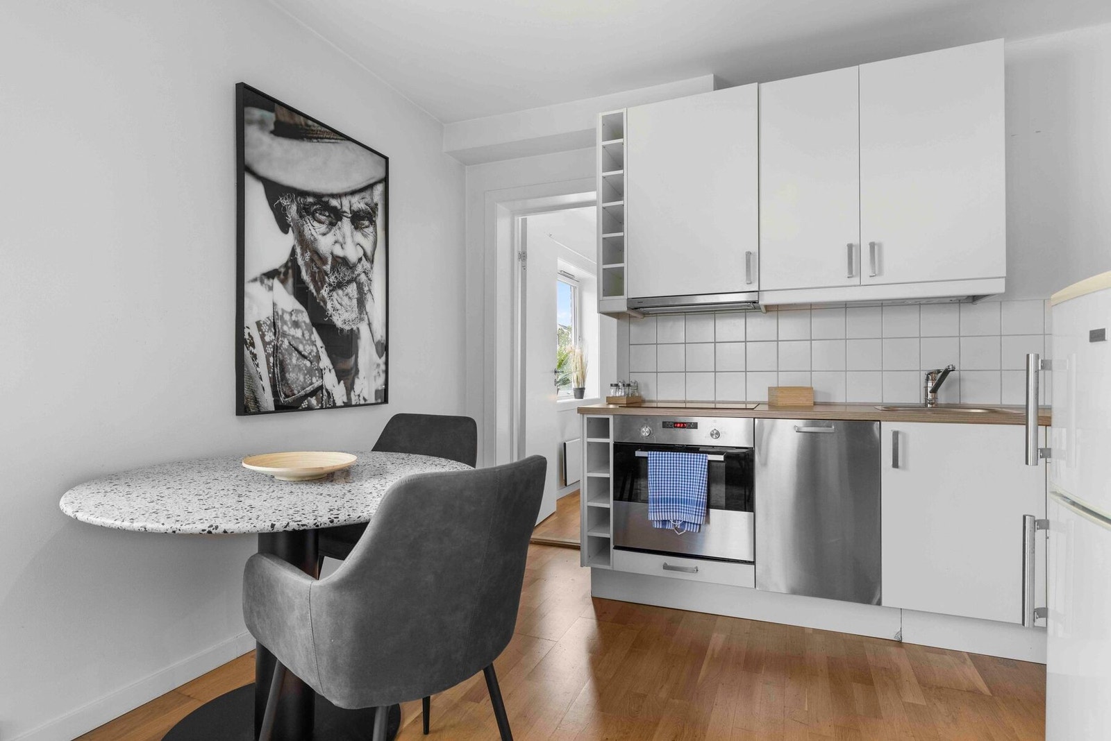 Kjøkkenet ligger i åpen og sosial løsning mot stue og spisestue. Galleribilde