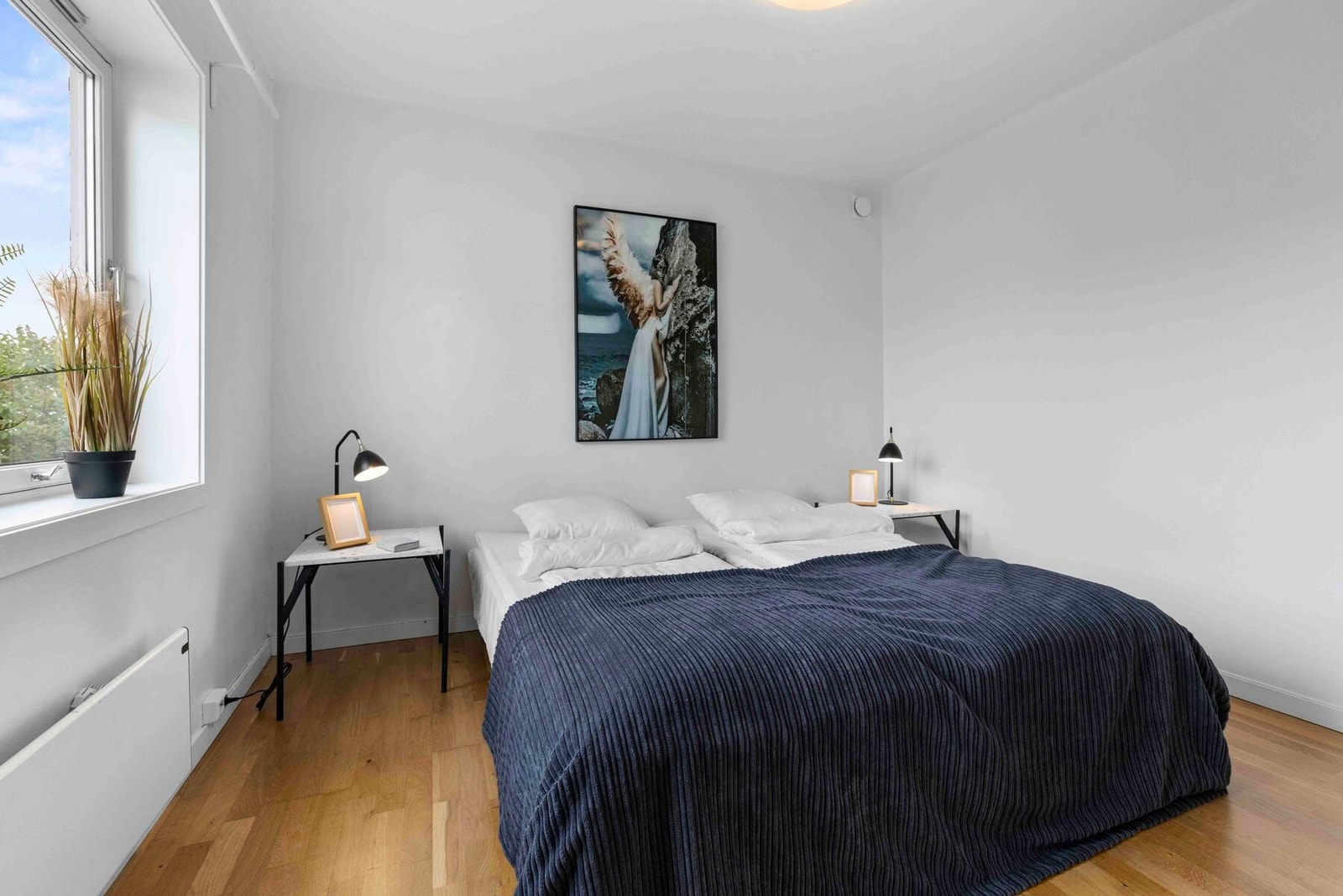 Soverom med god plass til dobbeltseng. Galleribilde