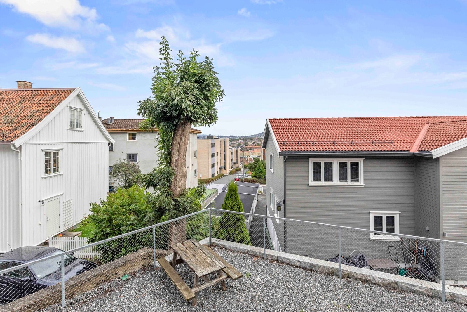 Hyggelige fellesarealer med utsyn mot sjarmerende villabebyggelse. Galleribilde