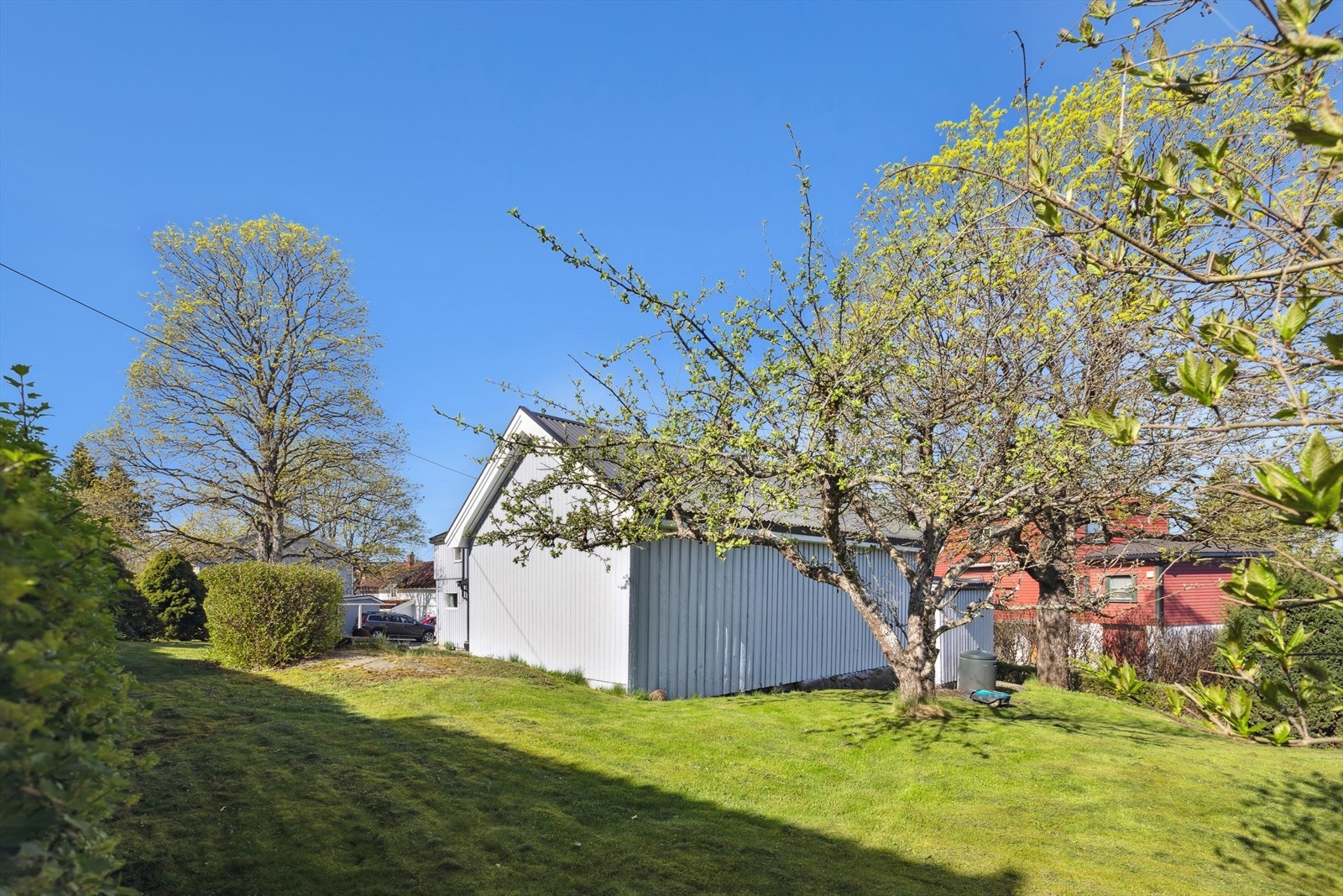 Her bor du i et fredelig nabolag med nærhet til alt av servicetilbud og fasiliteter, samtidig som du har muligheten til å nyte en solrik og romslig tomt. Galleribilde