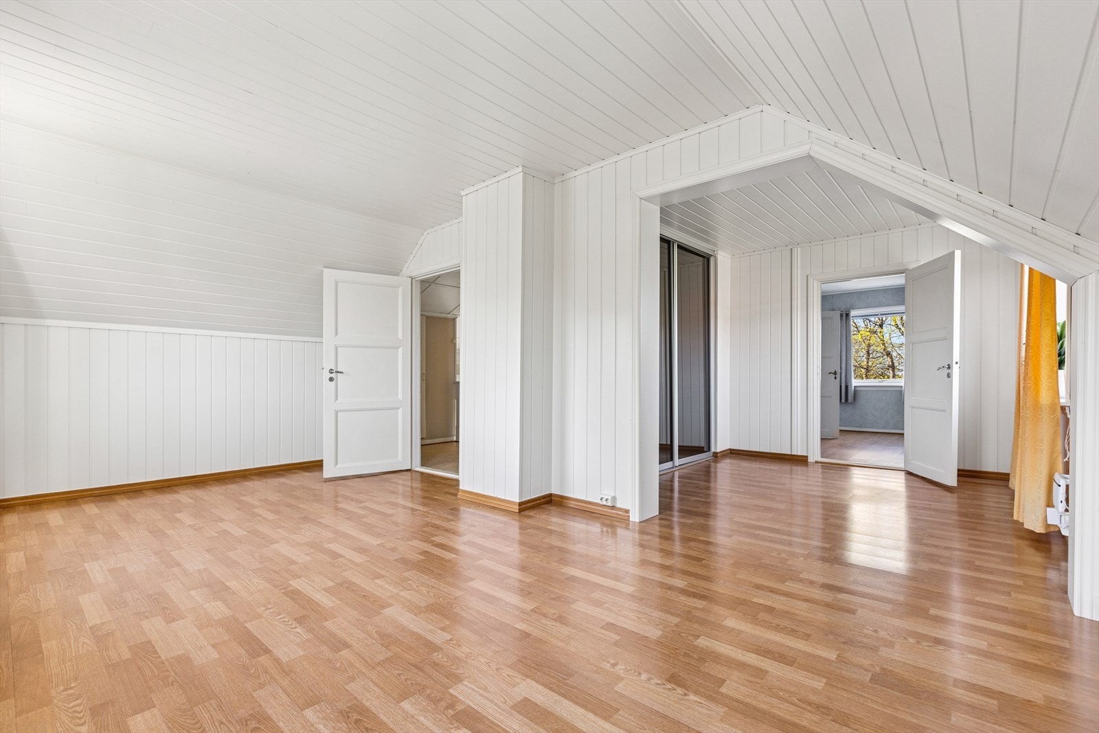 Stor loftstue med rikelig plass til hele familien. Perfekt for barnas lek og moro, og gir fleksibilitet til møblering etter eget ønske. Galleribilde