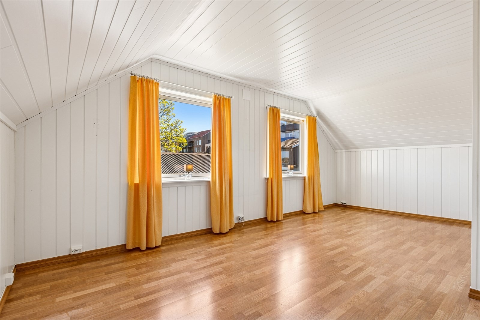 Romslig og lys loftstue med god plass til soner med møblering. Galleribilde