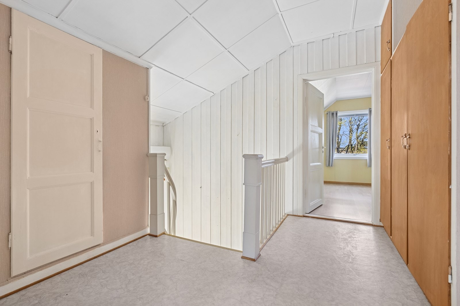 Lys og romslig mellomgang i boligens 2. etasje med gode lagringsmuligheter. Galleribilde