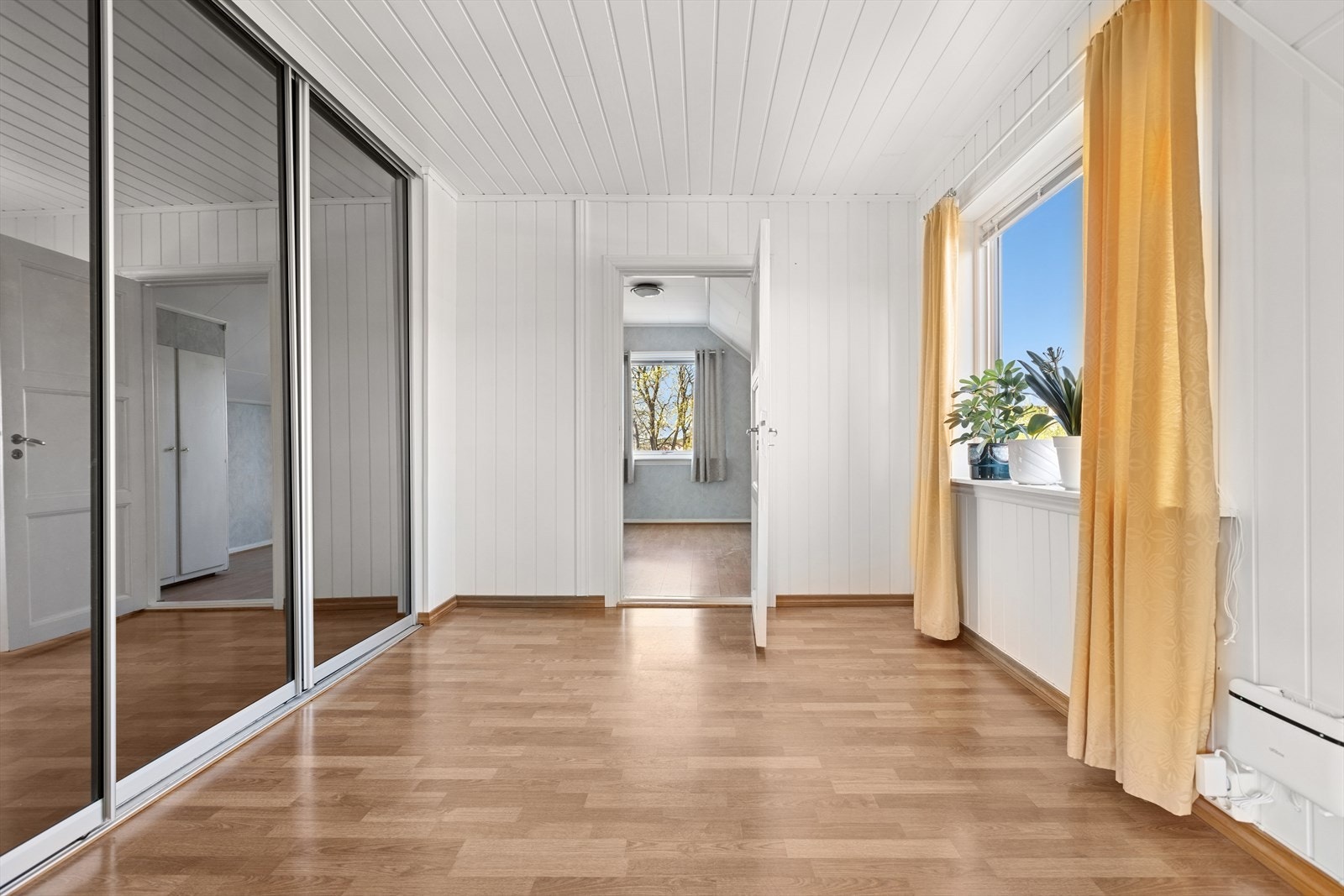 De store vindusflatene inviterer lyset og naturen inn og skaper en hyggelig atmosfære. Galleribilde